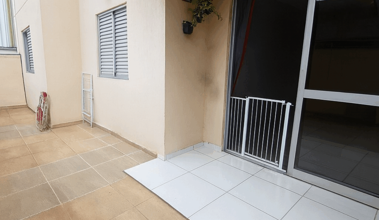 Pátio residencial com elementos cotidianos