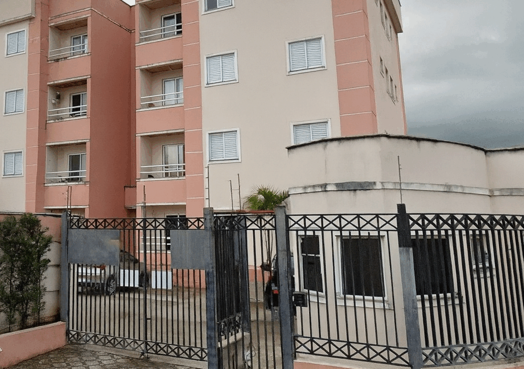 Prédio residencial sob céu nublado
