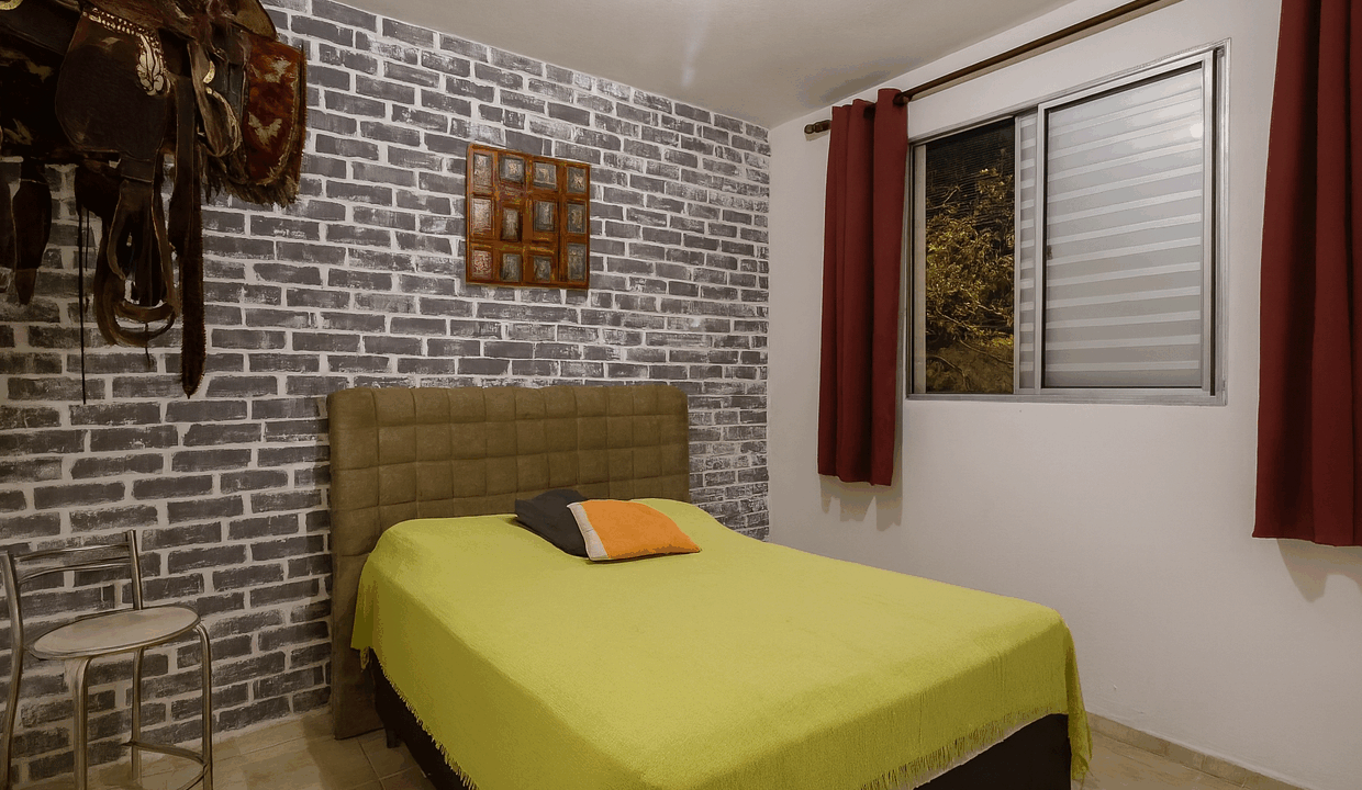 Quarto rústico com parede de tijolos